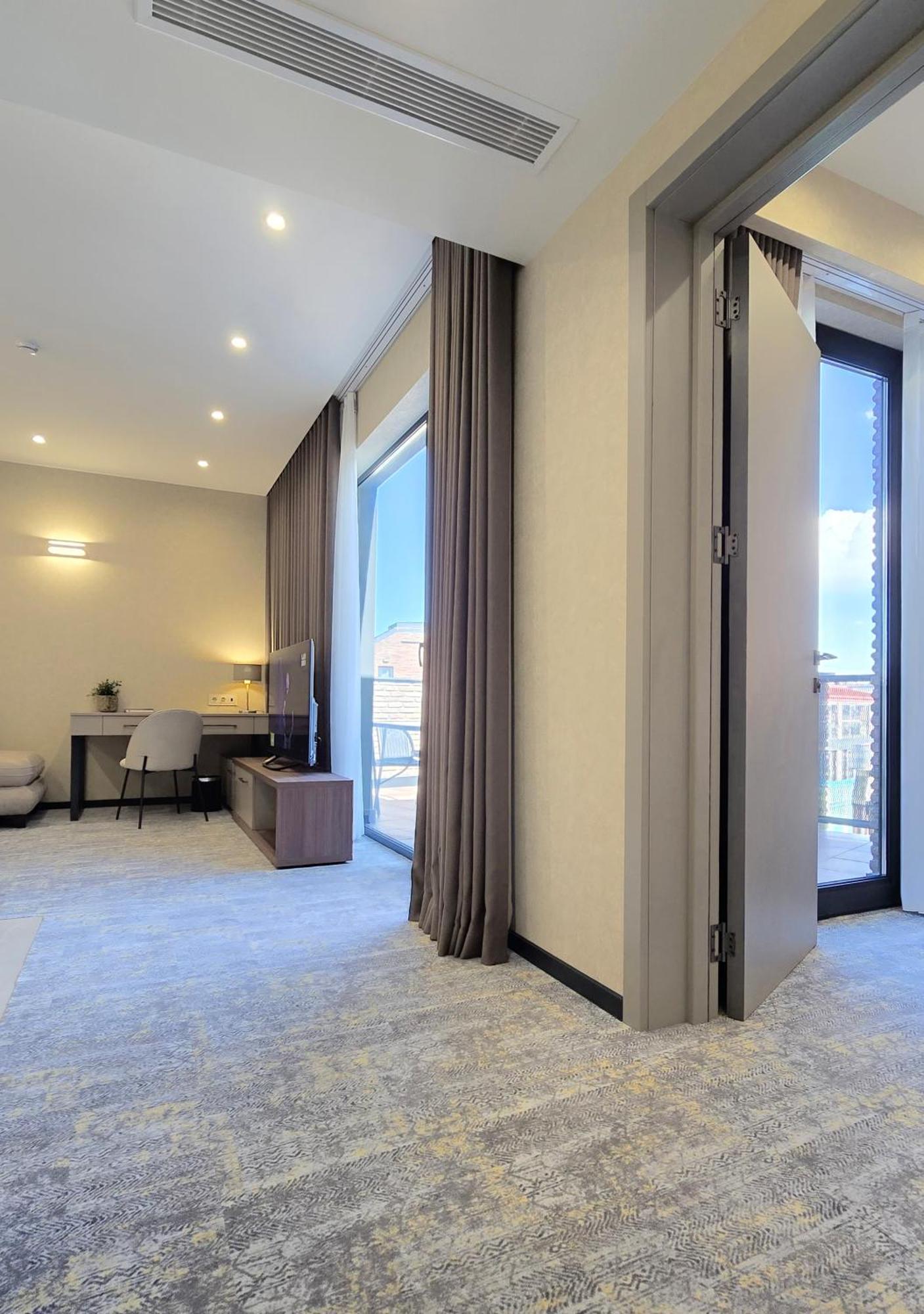 Griffin Hotel Тбилиси Экстерьер фото